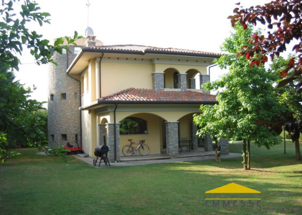 Vendita Ville/case indipendenti Massa - Villa singola con giardino in vendita a Massa Località Massa